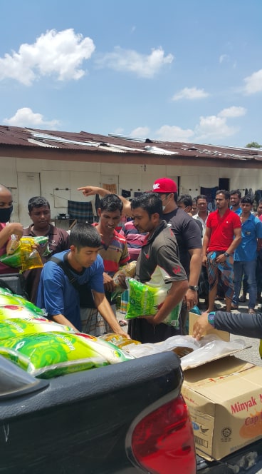 mehedi895's tweet photo. We are trying to help migrant workers with some foods @MelGohCNA https://t.co/HVj2leiLpc