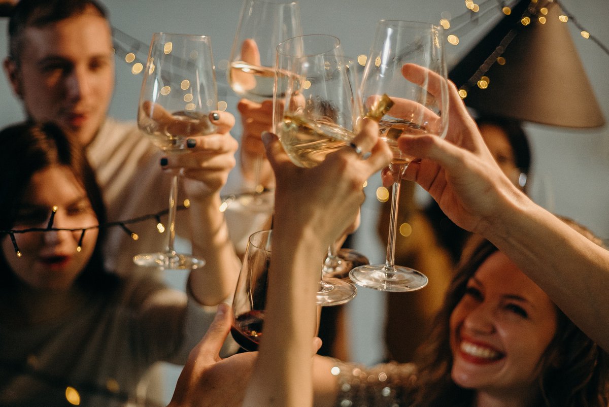 TheViewQuincy's tweet photo. Social distancing has made us appreciate time spent together. So, we want to look towards the near future where we can finally be in each other’s company, eat, drink, and have a good time! Give us, @TheViewQuincy and @bostonbutler a call when you want to plan a celebration! https://t.co/FXNjpdsf9q