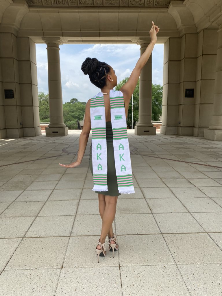 PhunSize4's tweet photo. Fine ass mom 😌👩🏽‍🎓💕💚 https://t.co/niZEHeNHYd