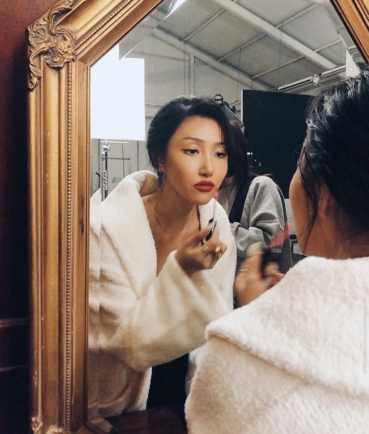 Hwasa is stunning; a thread