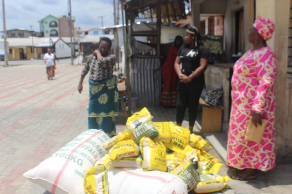 rivers_mct's tweet photo. THE HON COMMISSIONER IS  A CHARITABLE PERSON IN HER BID TO ALWAYS  PROMOTE THE WELFARE 
In a bid to cushion the  effects of the Sit-at-home caused by the Covid-19 Pandemic, Hon Mrs Tonye Briggs Oniyide has once again  given out food paliatives to the mothers of Akuku Toru  LGA. https://t.co/kMCxEHTZFN