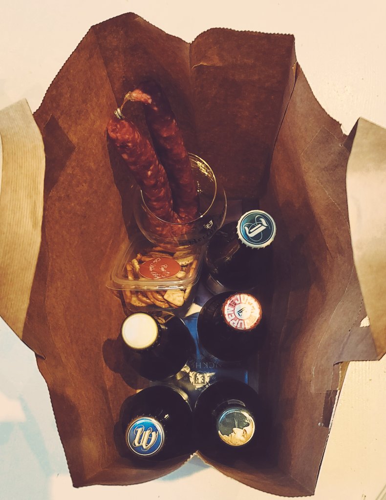 Het weekend inluiden met heerlijk bierpakket van <a href="/cafedehetebrij/">cafe de hete brij en Restaurant Menneer Jan</a> #aanrader #steundelokaleondernemer!