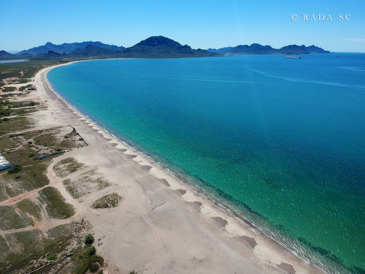 Rada_SC's tweet photo. Hoy San Carlos Sonora se muestra increíblemente vacío, cuando normalmente acostumbramos recibir 100,000 visitantes este fin de semana santa.. Las playas sin una sola persona son muy hermosas y están limpias como nunca. Fotos tomadas con mi drone. https://t.co/VogtLrIXr3