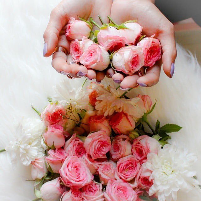 #نفسيتك_تحتاج_الي

أحتاج شوفة أمي وضمتها😔..
وجلسة خواتي.. وجمعة صديقاتي🌸💓
الله يجمعنا على خير...