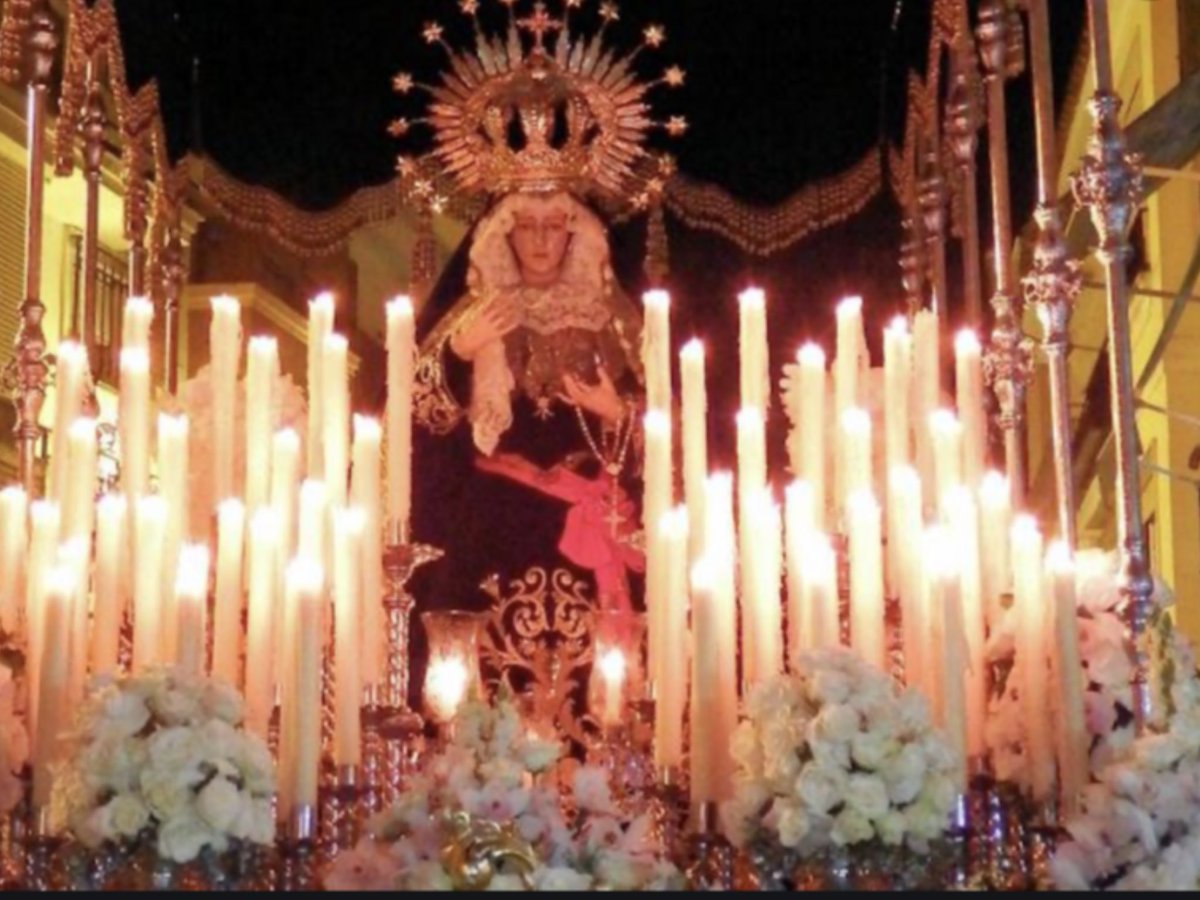 lamacope's tweet photo. Su hijo ha muerto.  La Virgen sufre el dolor 
Cabra acompaña a la Virgen de los Dolores para ofrecerla consuelo. 
Ella pedirá por el fin de la pandemia https://t.co/j24JcP6BHG