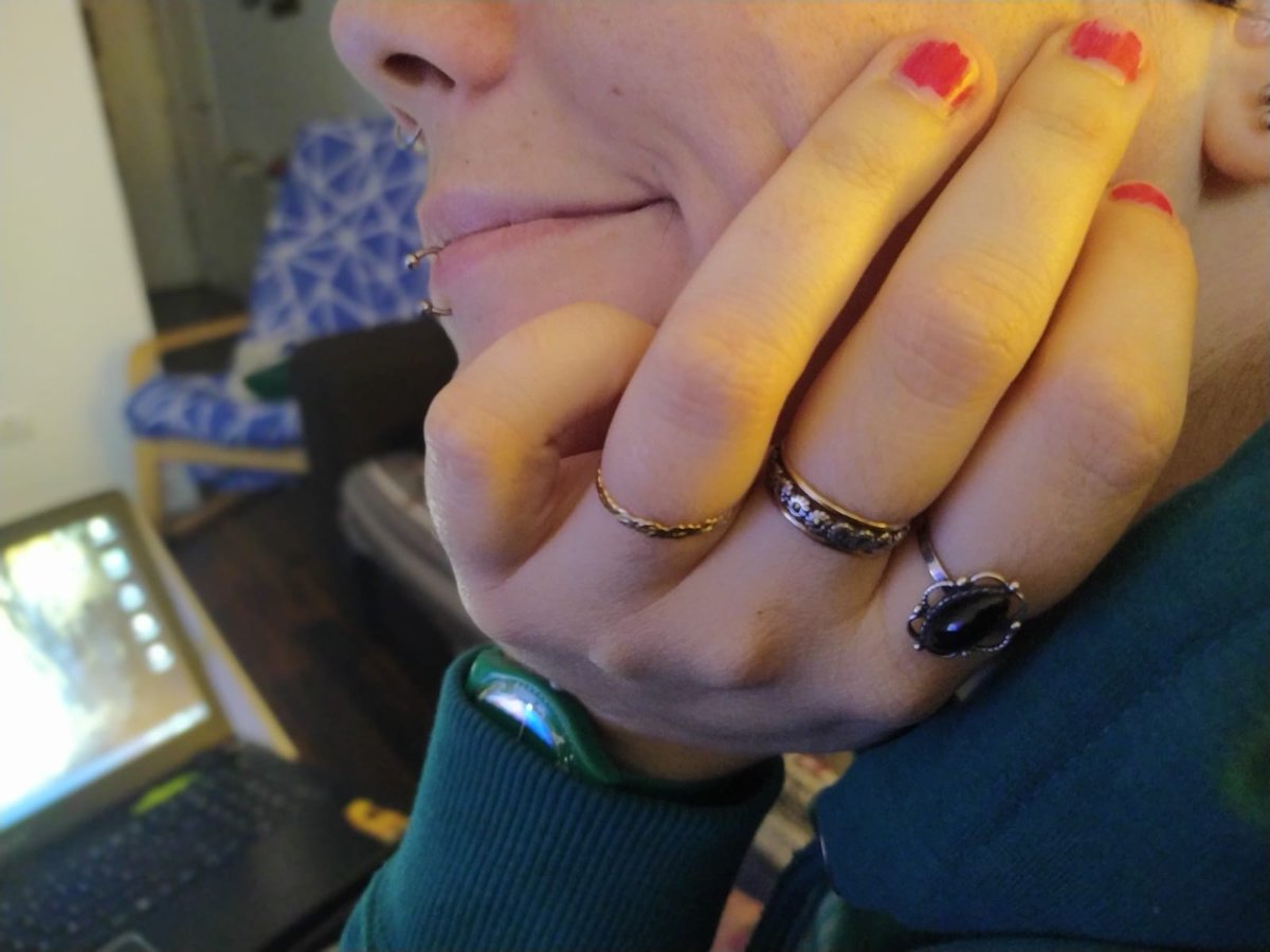 A todo esto, Pau sigue encantada con su anillo nuevo.