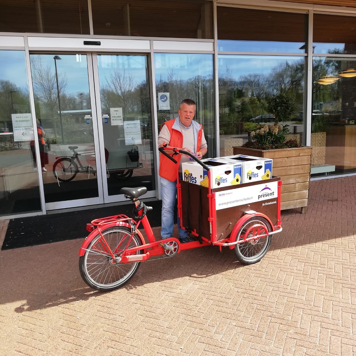 Vanmiddag hebben we 40 fruitpakketten afgeleverd bij zorginstelling <a href="/Bruggerbosch/">Bruggerbosch</a> van <a href="/Liberein/">Liberein</a>. Het paste gelukkig allemaal precies in onze bakfiets! Mooi dat we ook de bewoners hier een 'gezond pakketje aandacht' konden schenken! #daslief #nietalleen #coronahulp 
#fruit