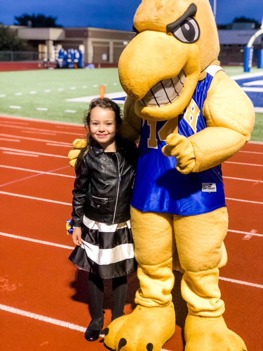 mrs_melevans's tweet photo. “Forever a Salthawk” Day for #SalthawkVirtualSpiritWeek!
Can’t express how much it means to me that our school & our family have become so intertwined. Could never serve in either role, mom or teacher, the way I want w/o those roles being connected. #SalthawkFamily #308pride https://t.co/QsW4OFdoaM
