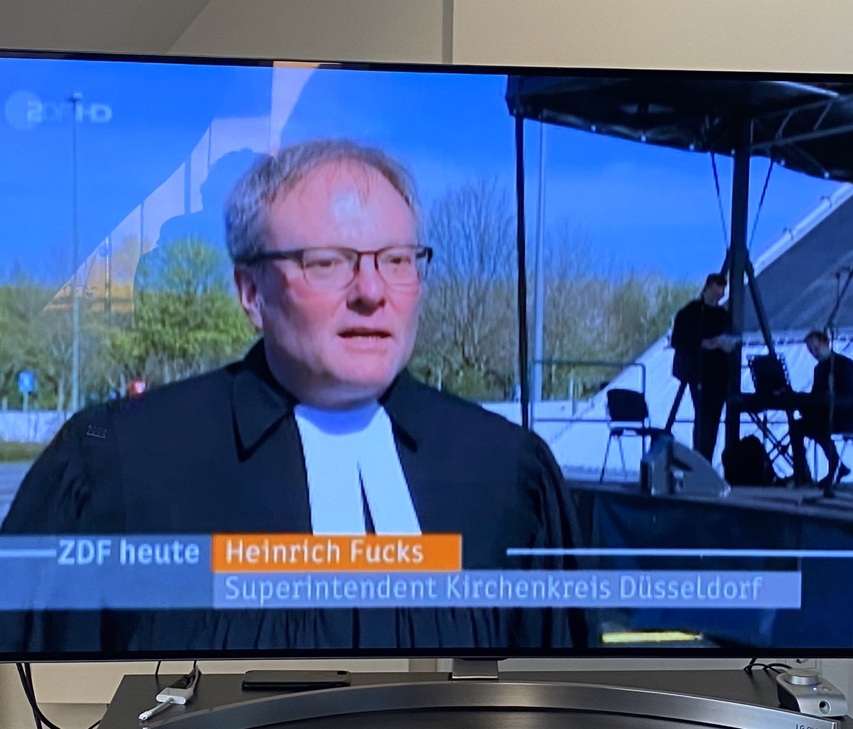 WAS WIRD DER MIT DEM NAMEN DENN PFARRER?!