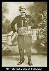 Kurtdereli Mehmet Pehlivan bir gün "Güreşirken, bütün Türk milletini arkamda hisseder ve onun şerefini korumak için her şeyi yapardım" der. 

Bu söz Atatürk'ün kulağına gider ve ona bir mektup gönderir: