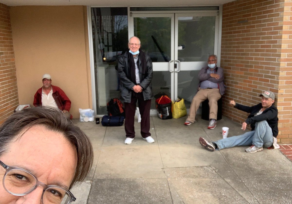 1/Yesterday, I chatted with 4 men clustered under an eave. I'll share what I learned in order to(a)energize  #COVID19  #homeless responses &(b)reinforce that we are connected - even as this pandemic virus highlights some of our societal fissures [Photo ethics at the end]
