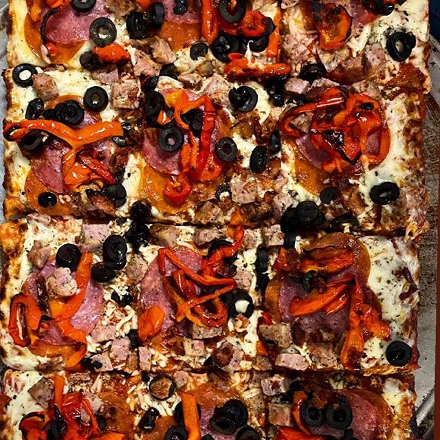 Craving pizza and wings for dinner tonight? We thought so. It is Friday-- you've earned it🍕 Make it a Giovanni's Old World NY Pizzeria night. They have locations in South Land Park and East Sacramento.
.
#dinner #pizza #wings #orderonline #takeout #localbusiness #supportlocal