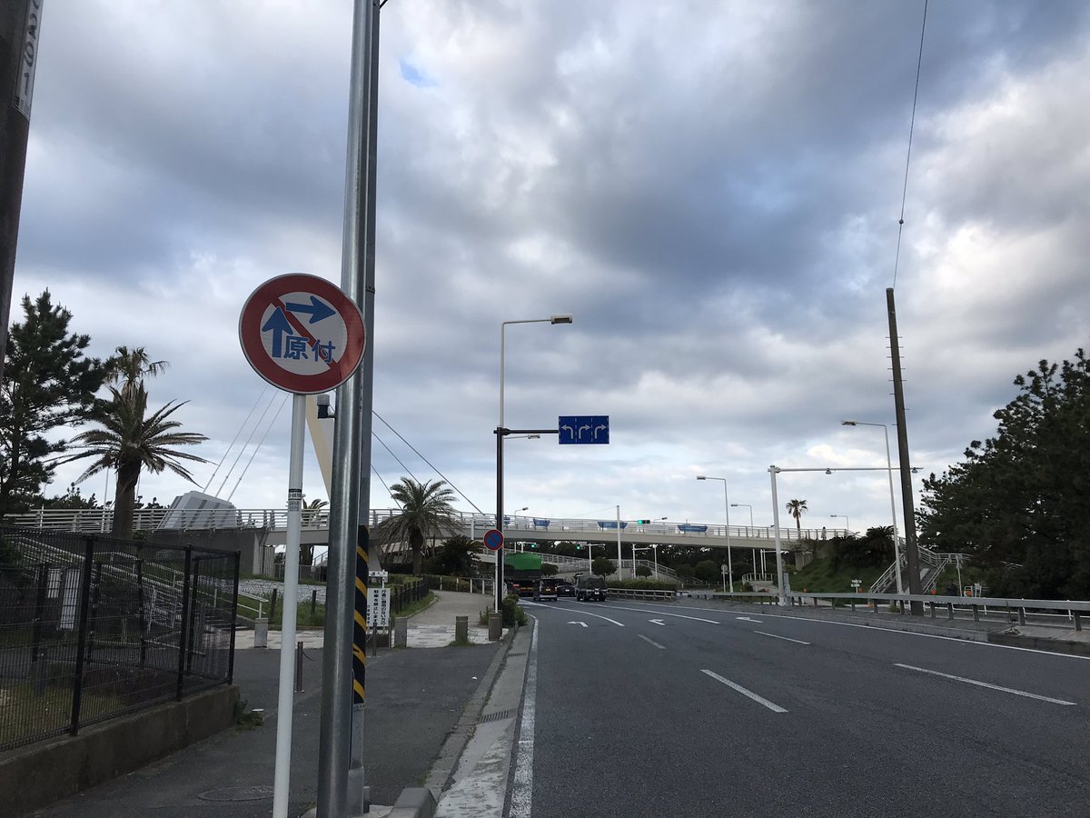 せいうち Twitterren この道はどうやって 二段階右折すればいいんだろう って思ったけど よく見たら二段階右折禁止の標識だった