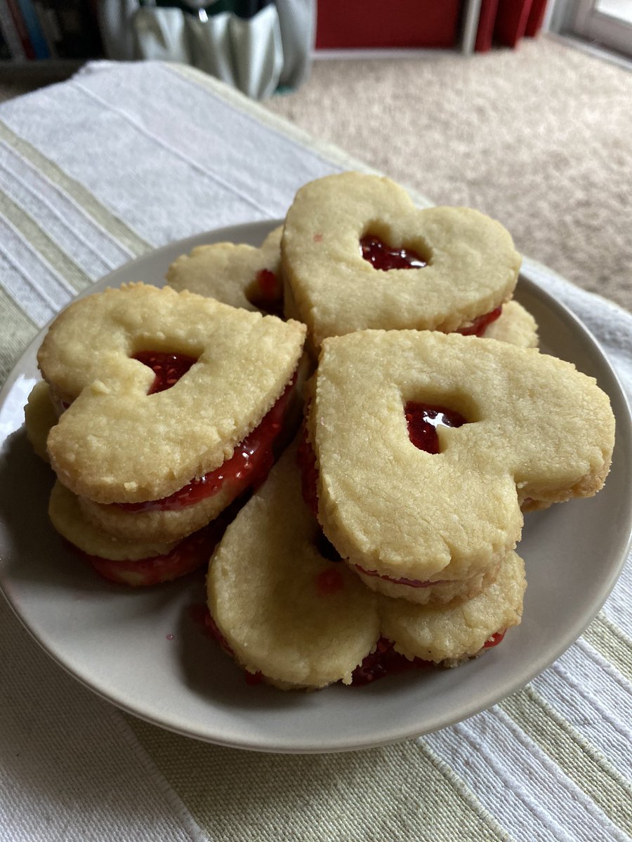 This was a tough one but I tried making vegan Jammy Dodgers! I severely need cookie cutters bc doing this all by hand was a MESS