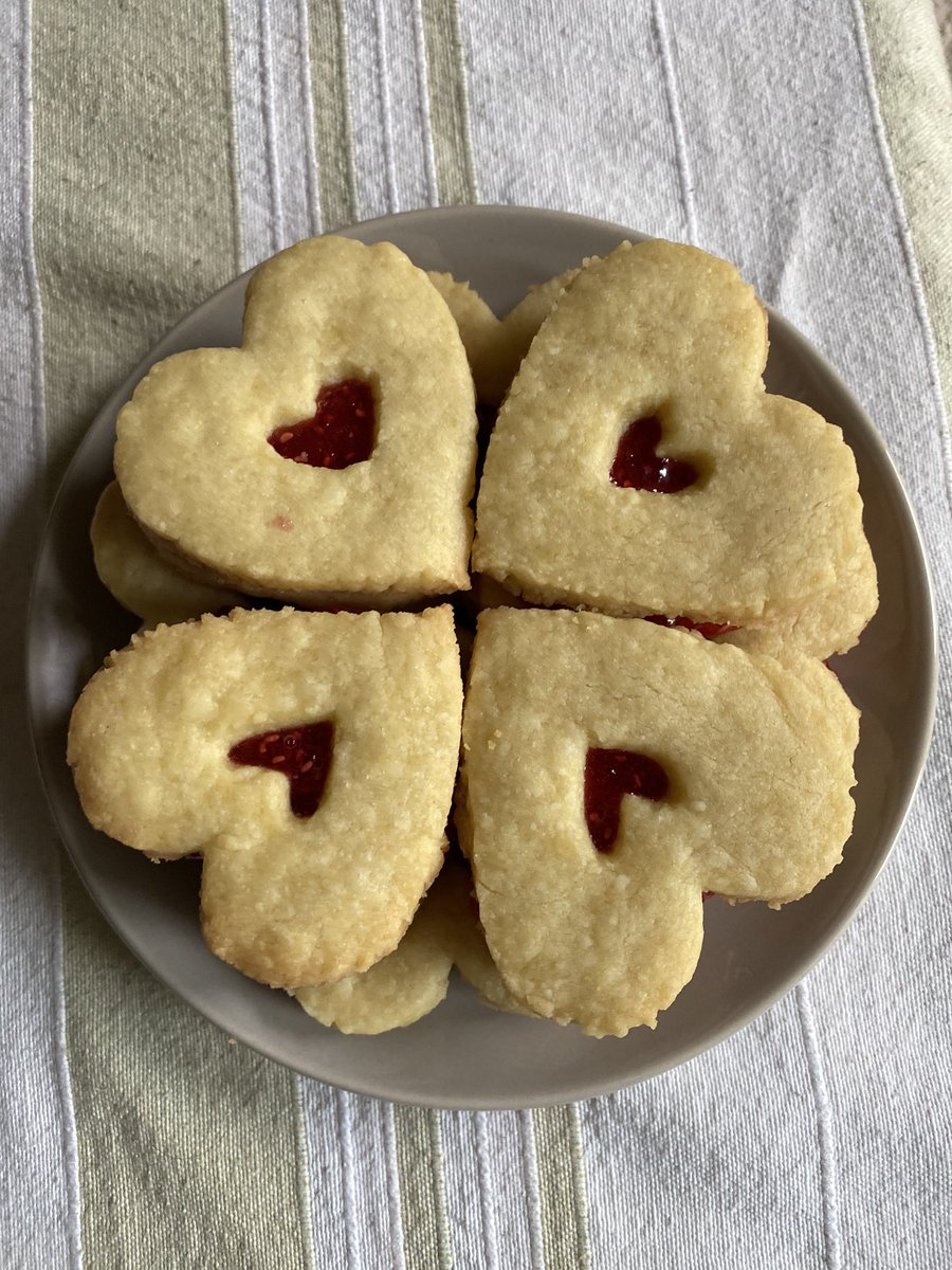 This was a tough one but I tried making vegan Jammy Dodgers! I severely need cookie cutters bc doing this all by hand was a MESS