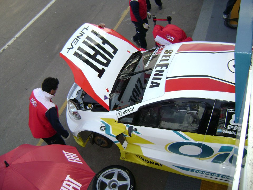 SoloTC2000's tweet photo. Trabajos previos a la salida el Fiat Linea Nº 8 al mando de @Gabyelleon. Gabriel culminaria 4º en aquella final.
7ma Fecha del #TC2000 - año 2011, autódromo Oscar Cabalén de Alta Gracia, Cordoba. https://t.co/Oo291VOtw7
