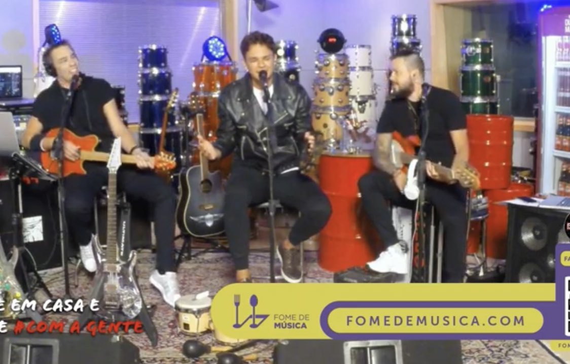 tbicudo's tweet photo. Gente vcs são fãs como eu? Que canta até as firulas que o Leandro faz... 
“Ahhhhhh iêê ihhhh iê “ #LiveKlb https://t.co/ETQFwbzo0h