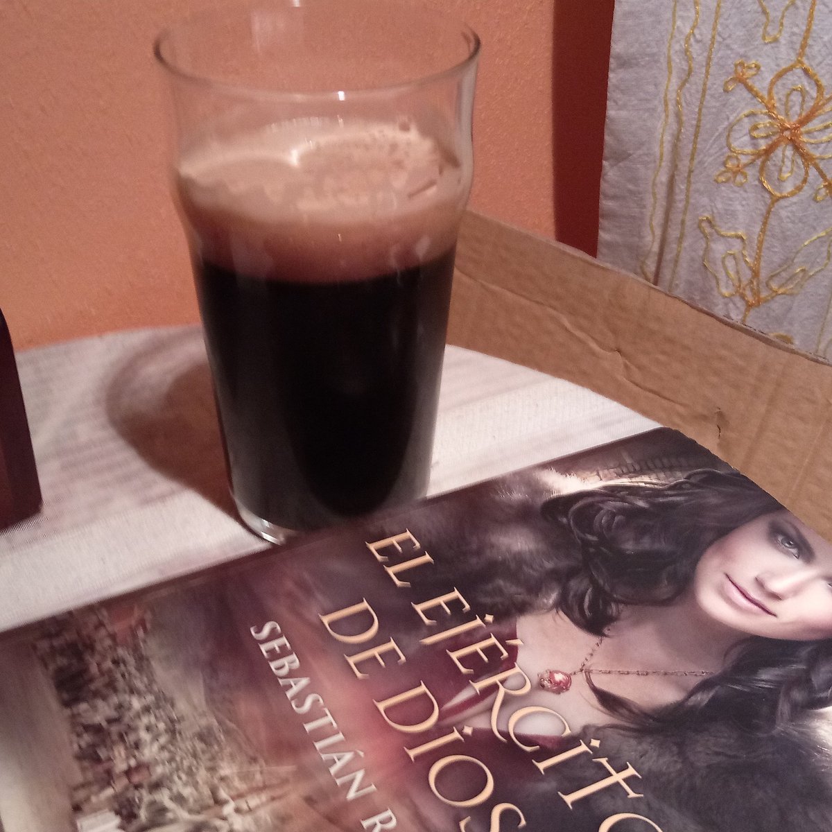 CBirras's tweet photo. Seguimos con el #confinamiento, el mismo buen #libro y otra buena #cerveza.
Hoy, como es #viernesdepetroleo, la ya conocida #kamul de Casuar Artesan-Ales....
9% abv de poder negro!! https://t.co/jBJtr7kph2