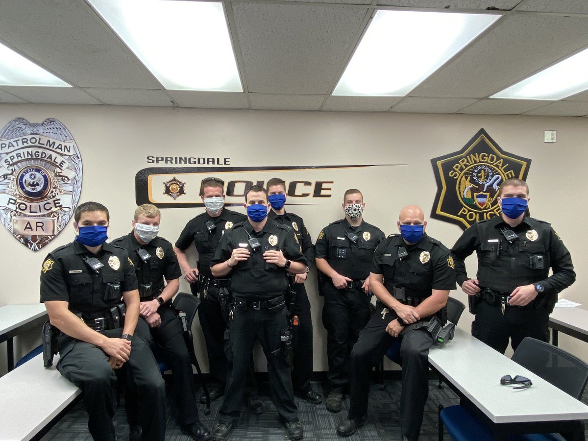 SpringdalePD's tweet photo. This afternoon Margarita Solorzano of Hispanic Women's Organization of Arkansas Official brought by 100 masks handmade by volunteers in their organization for our officers.  Thank you for your support in these unprecedented times. Together we will get through this. https://t.co/oW55frm1Gu