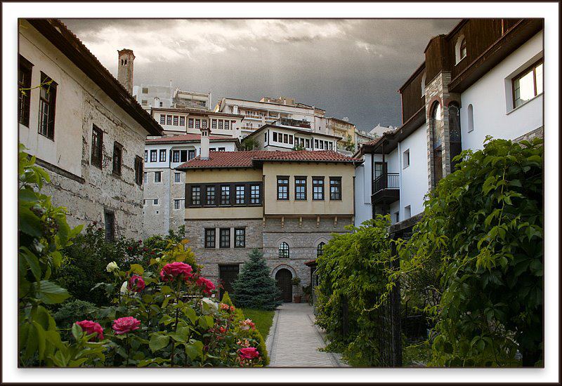 AegeanPart's tweet photo. Утрово повторно Костур, но сакам да ја погледнете архитектурата и градбата на старите куќи.

Зарем не ве потсеќа на други македонски градови?

Доволен показател и трага кој навистина живеел таму. https://t.co/fWfUbgcp7j