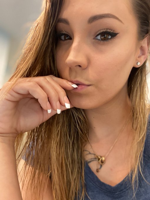 At my computer and horny. Come serve me! 😘🍆👿 https://t.co/E6TQPeNg5u https://t.co/gOBSCMoww6<a href="/tag/foxxxaholics"class="tags"><span>#foxxxaholics</span></a>