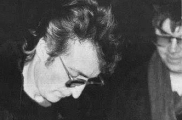 62 - John Lennon dando autógrafo à aquele que minutos depois o assassinaria (Mark Chapman).