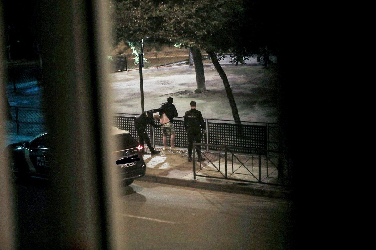 deborahbrocal's tweet photo. @policia Efectivamente. No os vaya a pasar como a este chaval que le dio por salir corriendo... La multa asusta pero que te cacheen así creo que es peor. 🤣 https://t.co/maxH3lOqWl