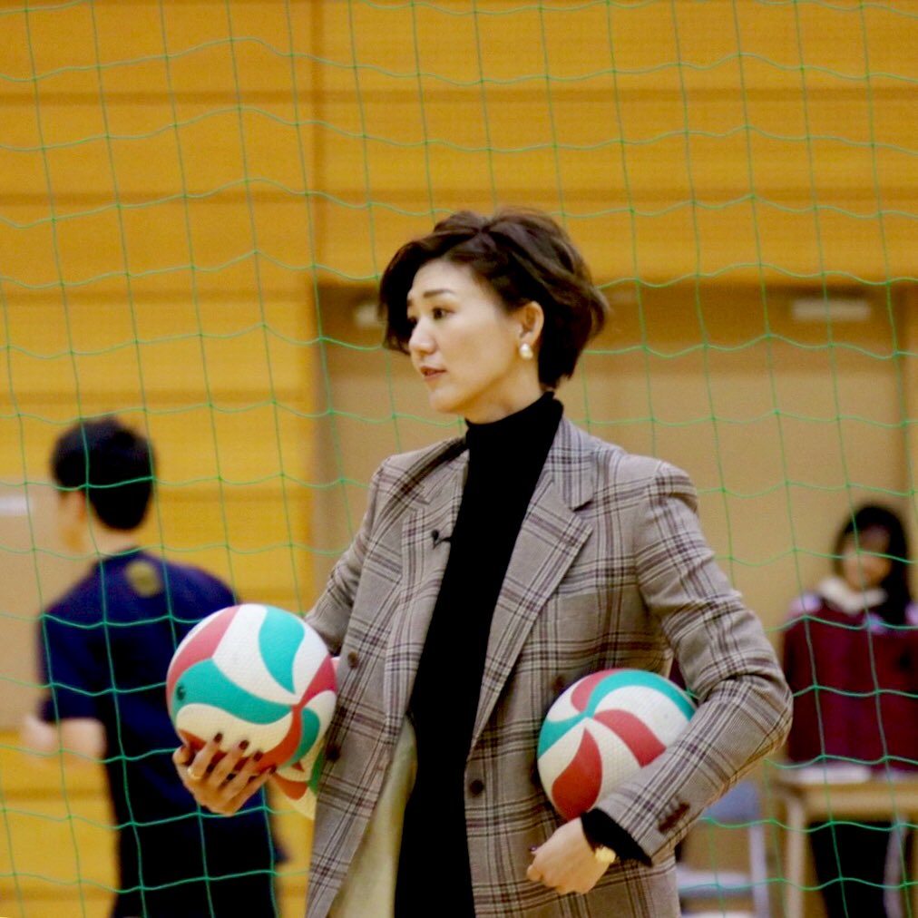 公式 栗原恵マネージャー En Twitter おはようございます さて 春高バレーのお写真 本日は出場校取材の時のもの この日は早稲田実業高校へ 練習が始まると ついつい体が動いてボール拾い そんな時でも取材を続ける真剣な目 全てに一生懸命なメグさんです 公式 栗原恵マネージャー En Twitter おはようございます さて 春高バレーのお写真 本日は出場校取材の時のもの この日は早稲田実業高校へ 練習が始まると ついつい体が動いてボール拾い そんな時でも取材を続ける真剣な目 全てに一生懸命なメグさんです