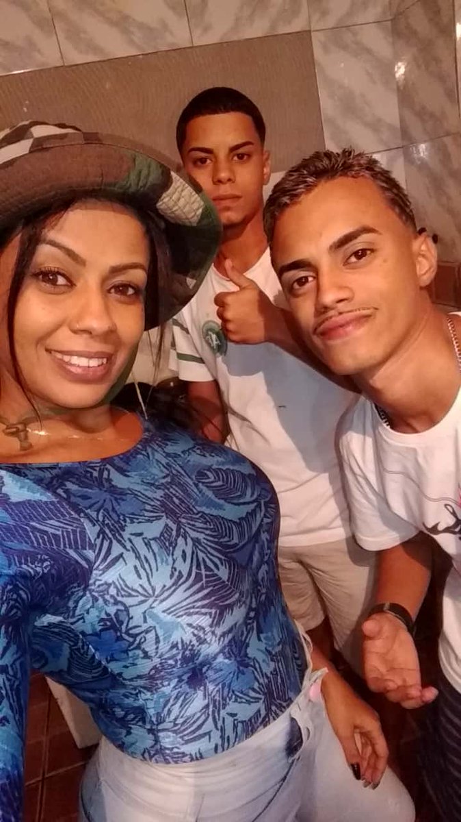 TatyChocotaty's tweet photo. Crias da mamãe.. amo, amo e amo muito vcs 💙💙
#meushomens https://t.co/eba2wHLsYa