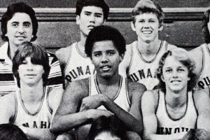 67 - Barack Obama no time de basquete em seu colégio.
