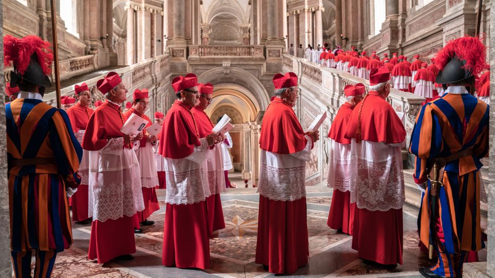 #25 - Two popes de Fernando Meirelles (2019)Film Netflix inspiré de fait réel sur l'amitié improbable qui nait alors au Vatican entre le Pape Benoît XVI et le futur Pape François à un moment clé pour l'Église catholique. C'est l'un de mes films préféré de l'année dernière...