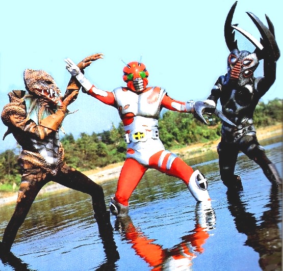 ウルトラ兄弟と優作に憧れる道産子 仮面ライダー怪人概説４２８ トカゲロイド ゼクロス バダン親衛隊の大幹部怪人 全身に生えた刃物の様な鱗で 敵の体を切り裂く事が出来る 首が伸び 衿巻が反射板の様に 開き 口から数千度の火炎を吐く 水中で