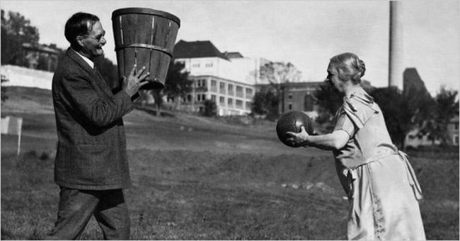 69 - O Criador do basquete James Naismith com sua esposa.