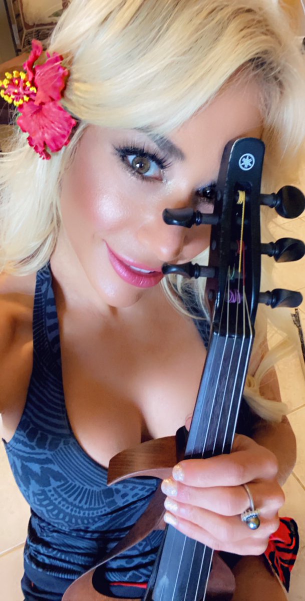 LydiaAnsel's tweet photo. Latest Instagram #Live on my Instagram story! π #pleasefollow #femaleartist #femaleviolinist #balconyperformance #liveinhawaii #liveperformance #sunshine #smiles #goodvibes #goodfriday https://t.co/aUzMHUhb3Z
