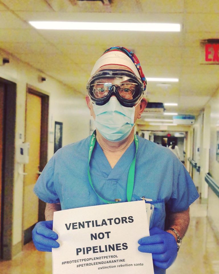 Des du personnel de la santé ont initié le mouvement #PetroleEnQuarantaine afin d’envoyer un message au govt :sauver l’industrie des combustibles fossiles représente un danger pour la santé publique. Toi aussi, envoie un mémo à <a href="/JustinTrudeau/">Justin Trudeau</a>👉Affiches : tinyurl.com/sb8vmqw