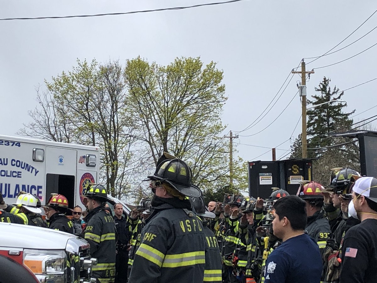 PeiSzeCheng4NY's tweet photo. Volunteer firefighter Michael Field died alone from #COVIDー19 but today he was surrounded by his family, friends and colleagues as they transported his body to the funeral home.  This is life now.  Story at 4 and 5pm. #nbc4ny https://t.co/tvYXpk9THr
