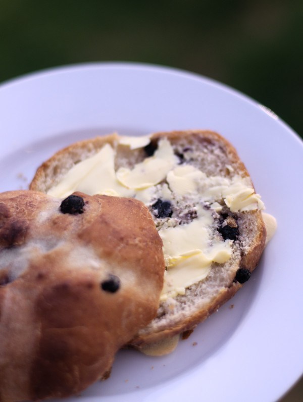 nightingalecake's tweet photo. Blueberry Hot Cross Buns https://t.co/Z4irbsWud2 https://t.co/lPtcu7j4Uh