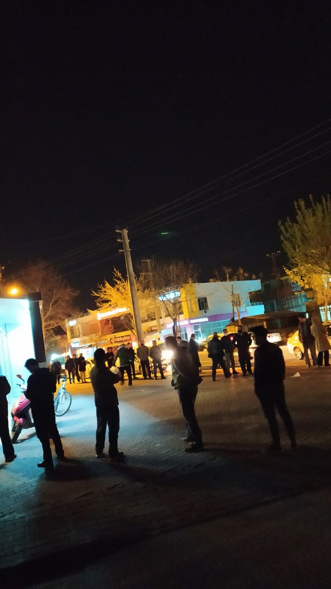 zekikayahan's tweet photo. Açık bakkallar, marketler hınça hınç dolu... Herkes dükkanlara koştu. İnsanlar dip dibe, panik halinde. Merhaba yeni muhtemel vakalar... Daha erken açıklansaydı da sakince hazırlık yapsaydı millet... “2 saat süren var, aldın aldın”la böyle olur. https://t.co/cpDQvyaVGR