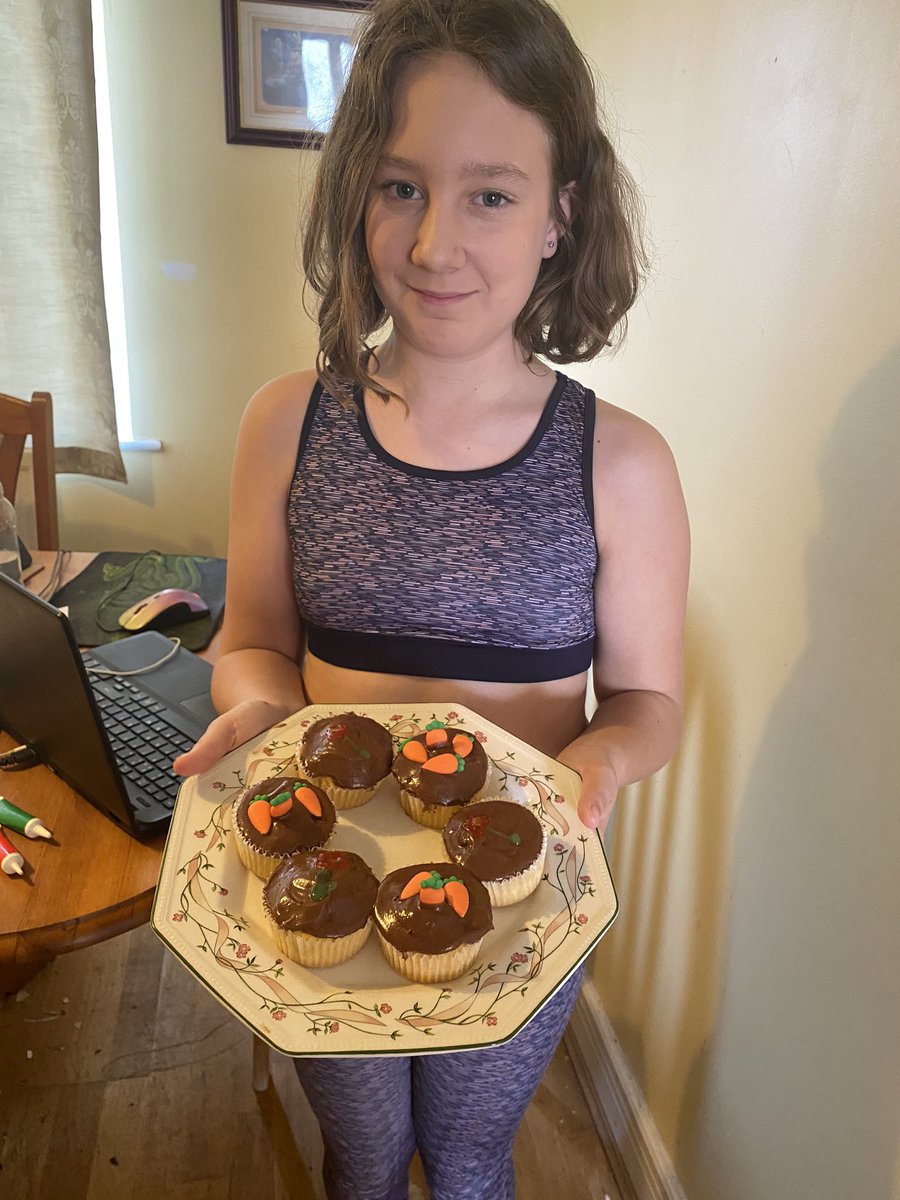 saranne335's tweet photo. Cerys has been baking again...beach themed cake &amp; garden themed cupcakes @barnhamprimary https://t.co/2M4DKfHepJ