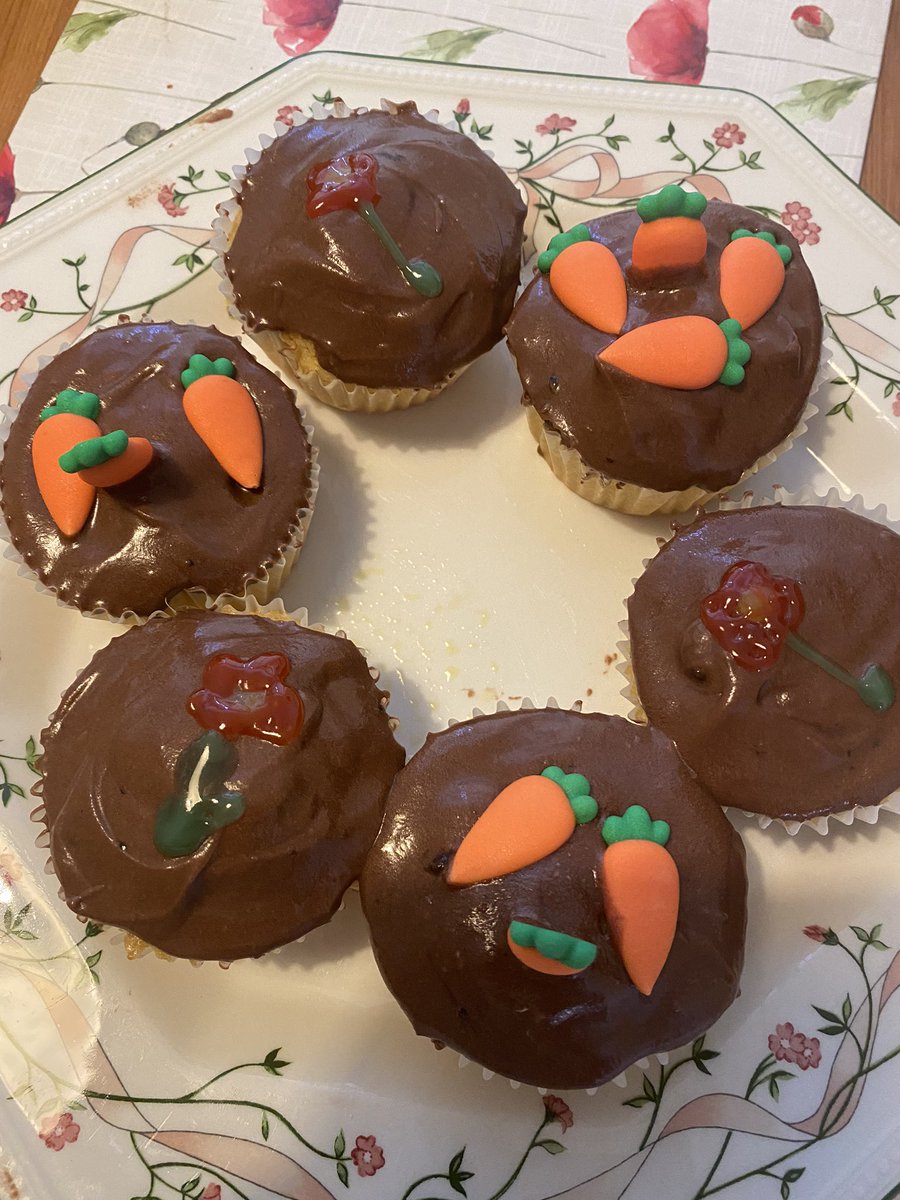 saranne335's tweet photo. Cerys has been baking again...beach themed cake &amp; garden themed cupcakes @barnhamprimary https://t.co/2M4DKfHepJ