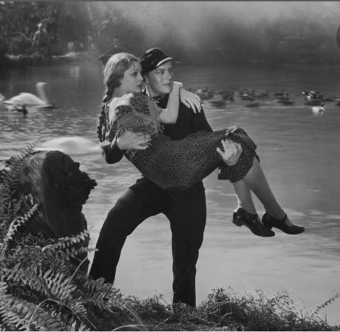 Pour le  #sondagehuisclos de  @tbarnaud je vote sans hésiter pour l’un des plus beaux films oubliés qui soit, ou Loretta Young et Gene Raymond se retrouvent confinés sur l’île au centre du zoo de Budapest.