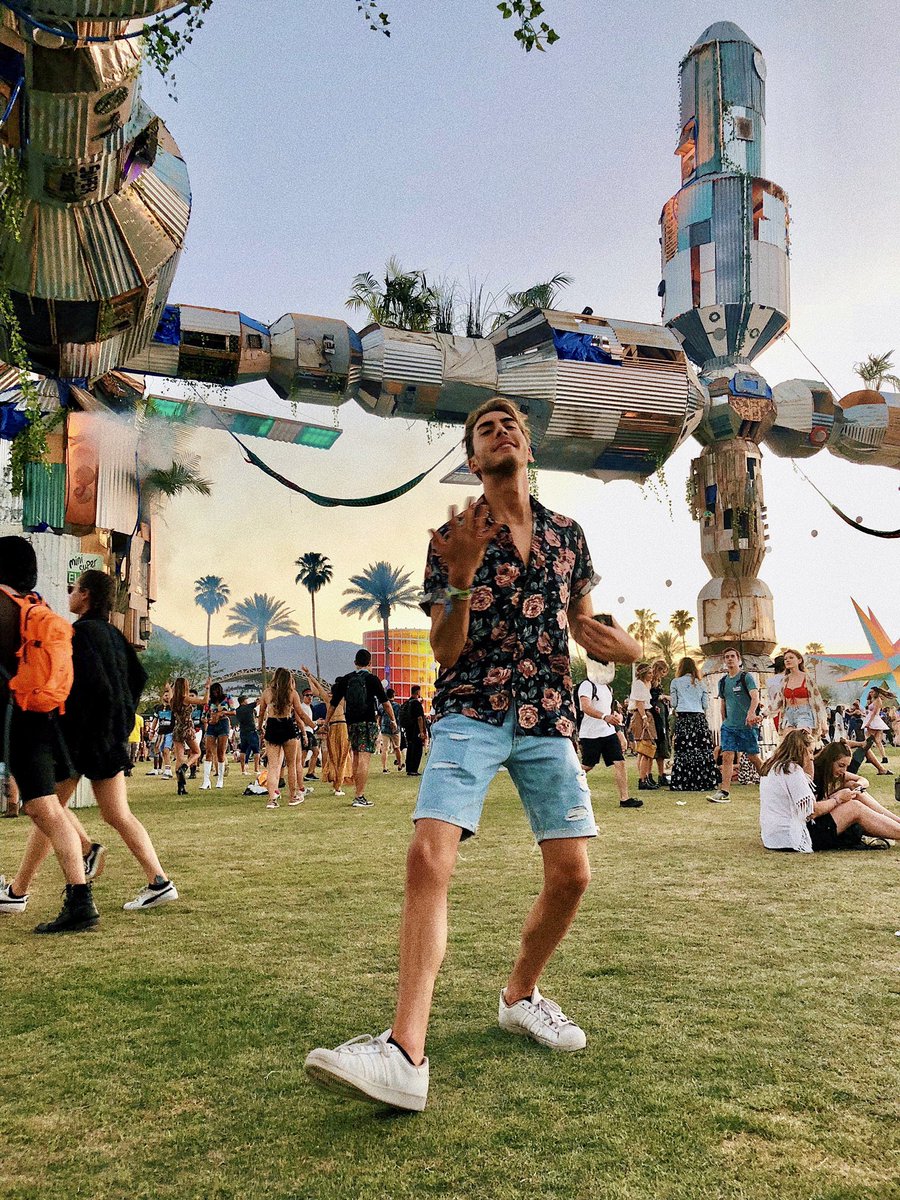 RyanPaynter's tweet photo. in 2018 i was alone for 4 hrs &amp; had a very intense ego death that felt like i was trapped in a nightmare of self-reflection but i’m now grateful for it bc it changed so much about me for the better lmao the first pic is me on the phone w sarah as she’s walking me thru my trip https://t.co/9OSAXfQewD