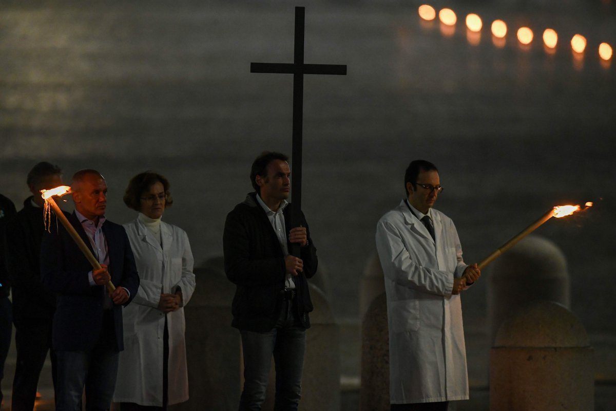 vaticannews_es's tweet photo. Viacrucis presidido por el Papa Francisco desde la Plaza de San Pedro. https://t.co/uDEfE8MKTz