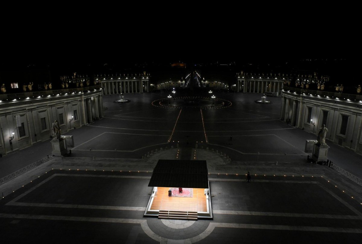 vaticannews_es's tweet photo. Viacrucis presidido por el Papa Francisco desde la Plaza de San Pedro. https://t.co/uDEfE8MKTz