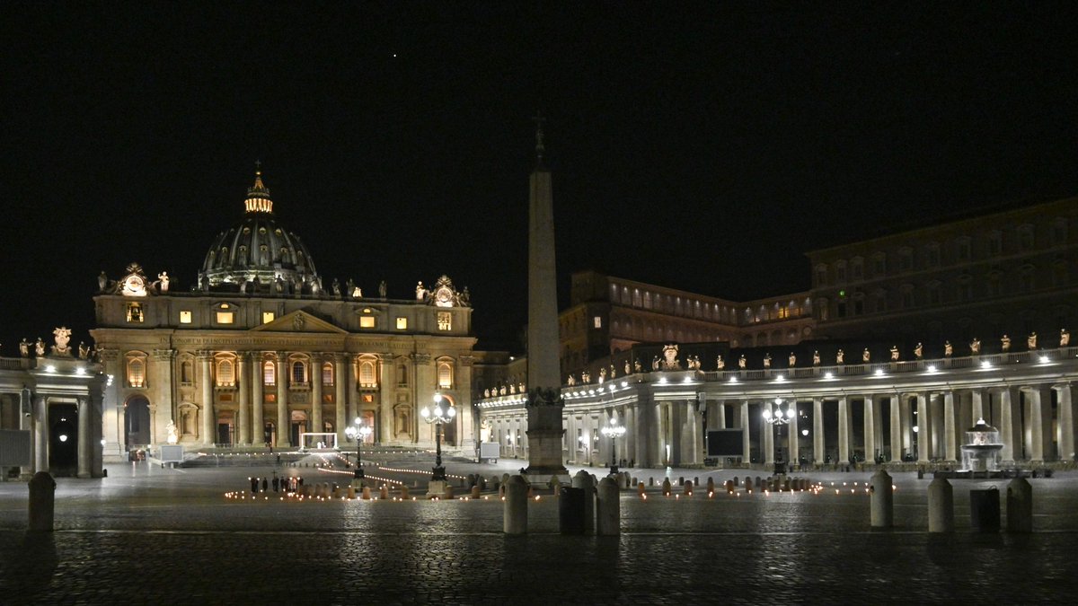 vaticannews_es's tweet photo. Viacrucis presidido por el Papa Francisco desde la Plaza de San Pedro. https://t.co/uDEfE8MKTz
