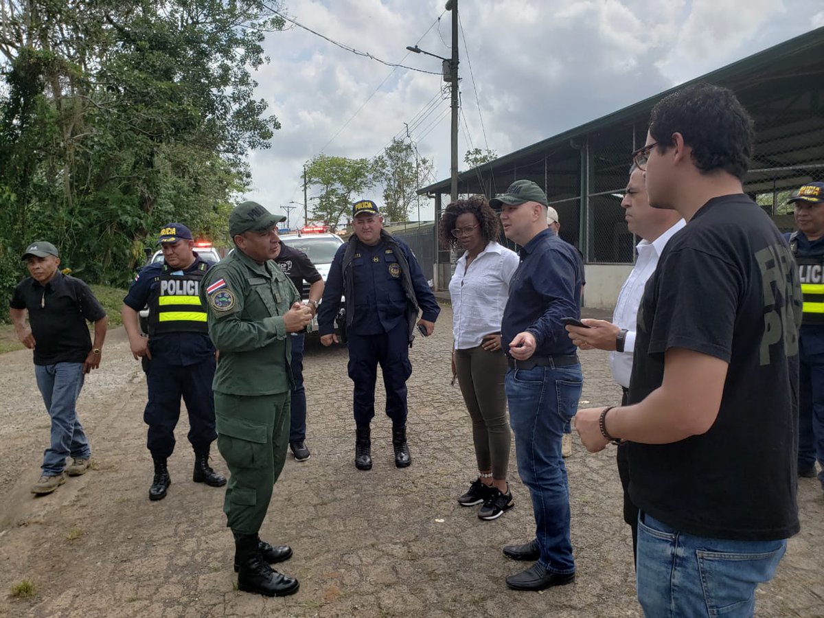 MichaelSoto_CR's tweet photo. 5.357 extranjeros han sido rechazados en frontera con #Nicaragua y se han interceptado 60 vehículos por transporte ilegal de personas.
@MigracionCR inicia proceso para cancelar estatus migratorio a 1.350 residentes o con permisos de trabajo, por incumplir la orden sanitaria. https://t.co/77p6iDzCm1