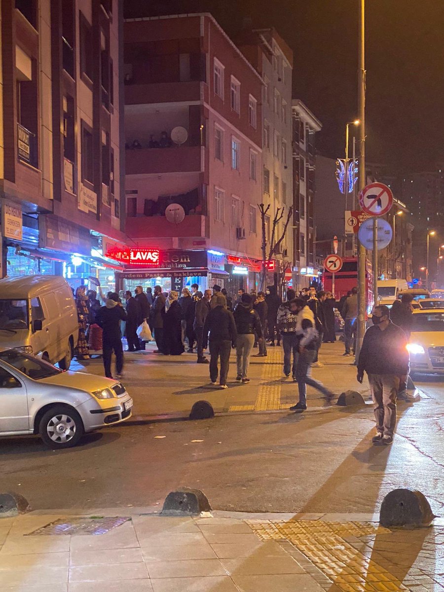 aga siz ne yapıyorsunuz ? 2 gün yasak var diye marketler mi yağmalanır. Kafayı mı yediniz siz ? Evde 1 günlük erzakla mı yaşıyorsunuz ? 2 gün aç kalsa insan ölmez bile. Allahım sen aklıma mukayyet ol

 #SOKAĞACIKMAYASAĞI