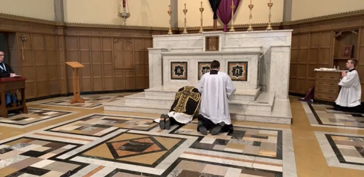 #LentenLessons on #GoodFriday: "True reverence for the Lord's passion means fixing the eyes of our heart on Jesus crucified and recognizing in Him our own humanity." - St. Leo the Great

(Photo: Good Friday @ #ICKSP’s apostolate in Pittsburgh, Most Precious Blood of Jesus Parish)