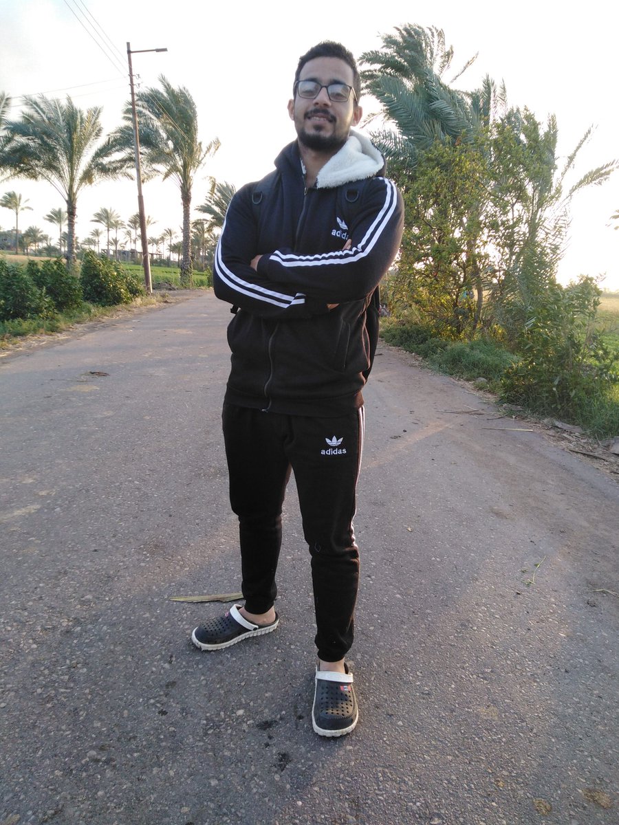 f7c6YG342O2Amd8's tweet photo. الكروكس ماشي مع الترنج 
الشياكة↗↗↗😂😂😂 https://t.co/e8osEpJ0Re
