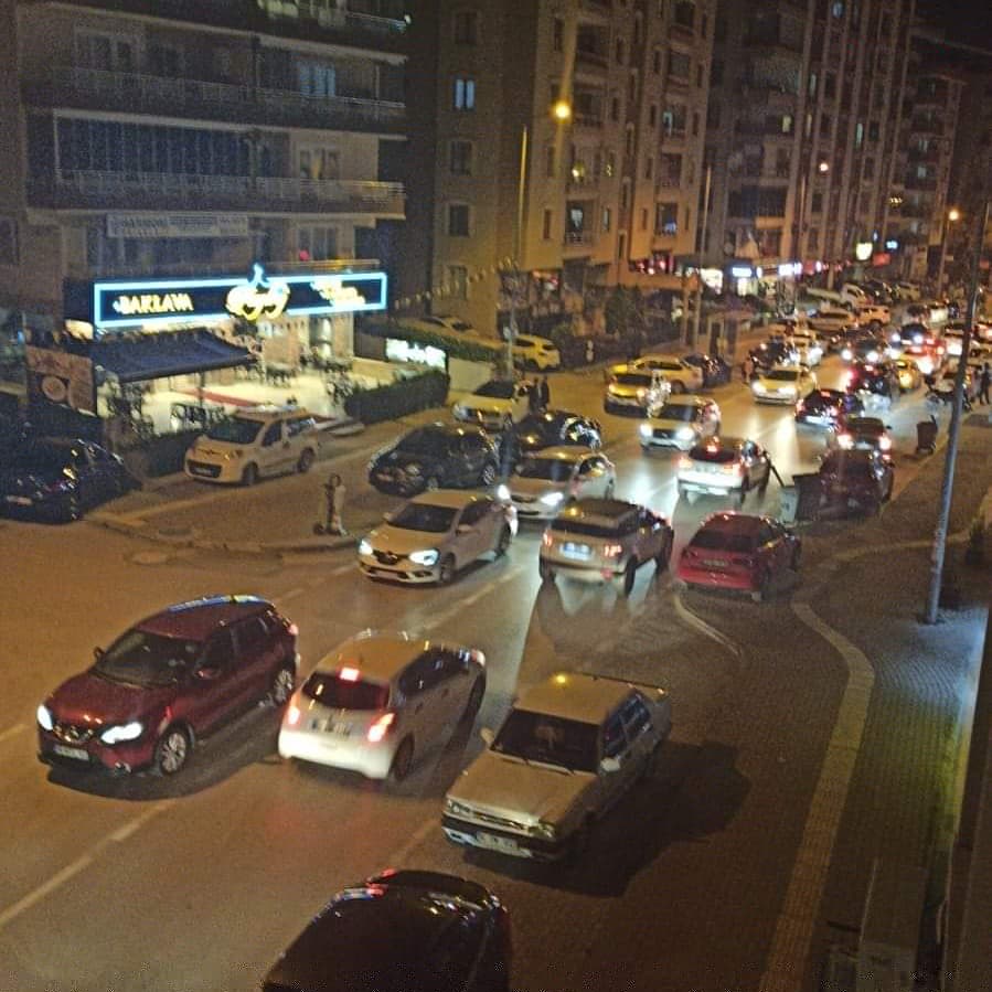 arascaner25's tweet photo. @Alinuraktas70 Sayin baskanim Trafik kitlenir birazdan https://t.co/zRgMKDWM1Y